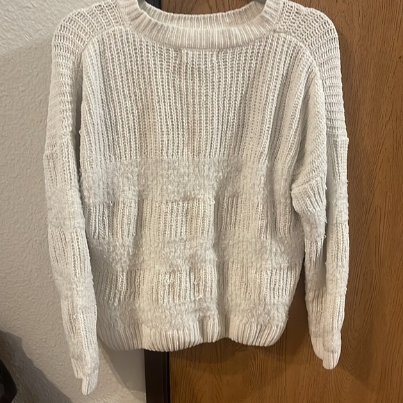 A really cute white sweater - Picture 2 of 3